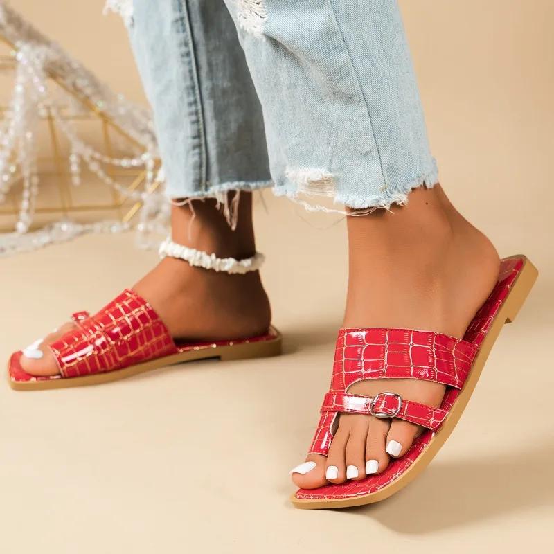 

Модные летние тапочки 2024 года, новые женские шлепанцы большого размера на плоской подошве, роскошные пляжные шлепанцы для отдыха на открытом воздухе, женские сандалии, модные дизайнерские тапочки 43 красный