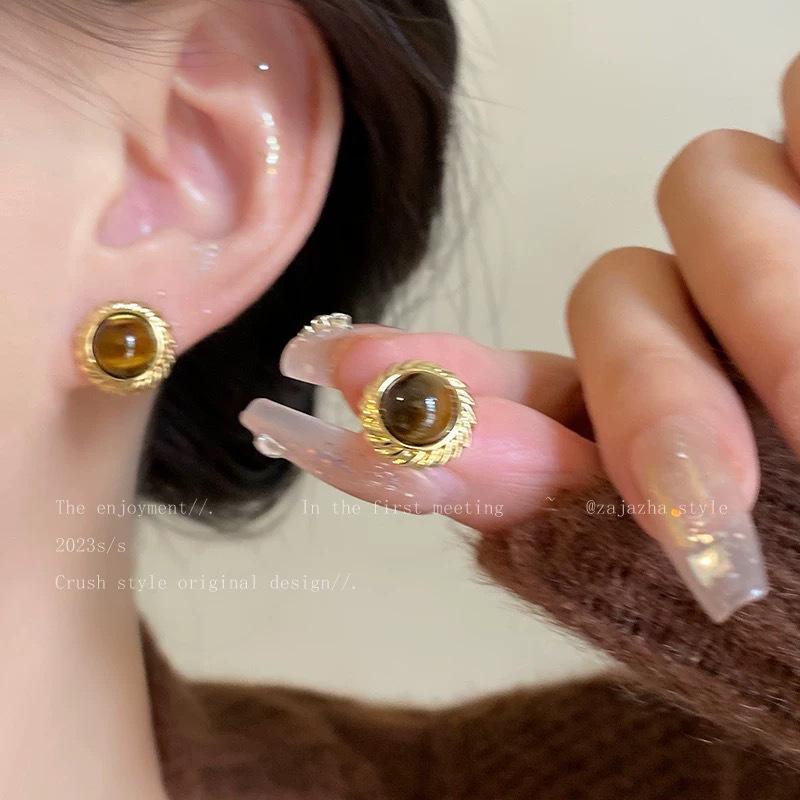 Maillard gold stud earrings women's autumn and winter retro Hong Kong style temperament earrings niche design high-end light luxury earrings