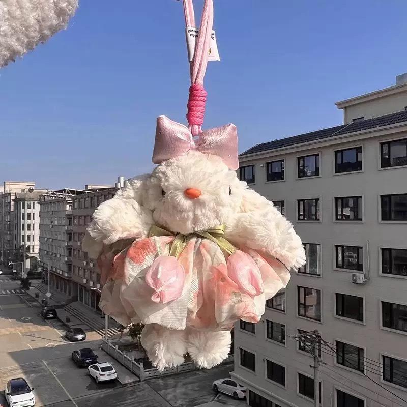 

Плюшевый брелок в виде кролика с висячими ушами с бантом и букетом в руке 18cm