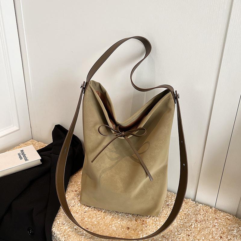 

Premium retro tote bag women s new large-capacity shoulder messenger bag niche commuter bag зелёный