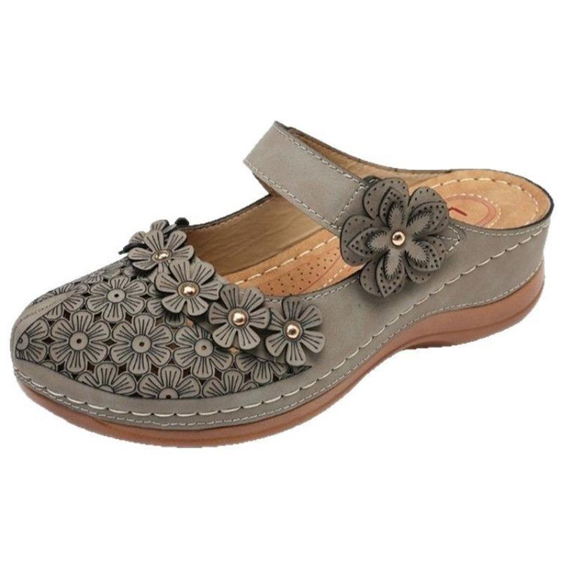 Retro Women's Flip-flops with A One-shoulder Bun and Flowers