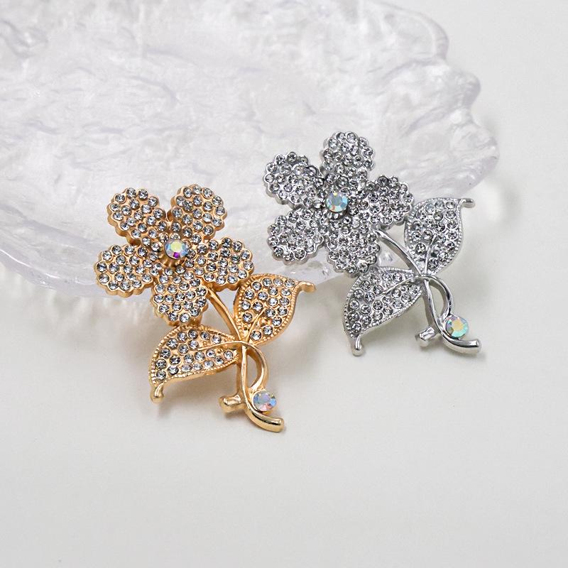 Elegant Pearl and Rhinestone Flower Brooch Pin for Coats