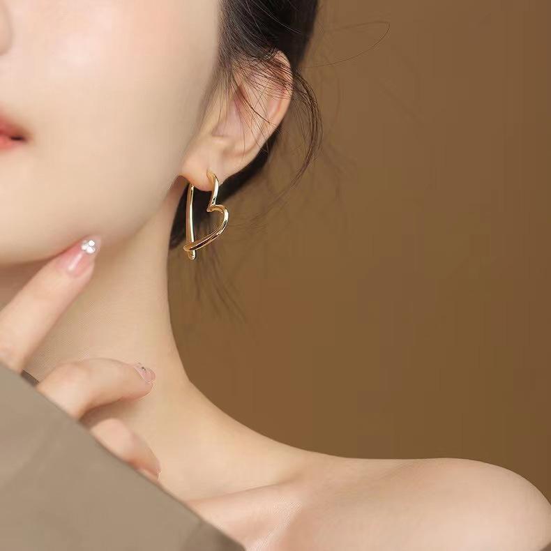 Gold Plated Heart Earrings: Cold Style Niche Design, No Piercing Ear Clips, Simple Mosquito Coil Ear Hoops for Women