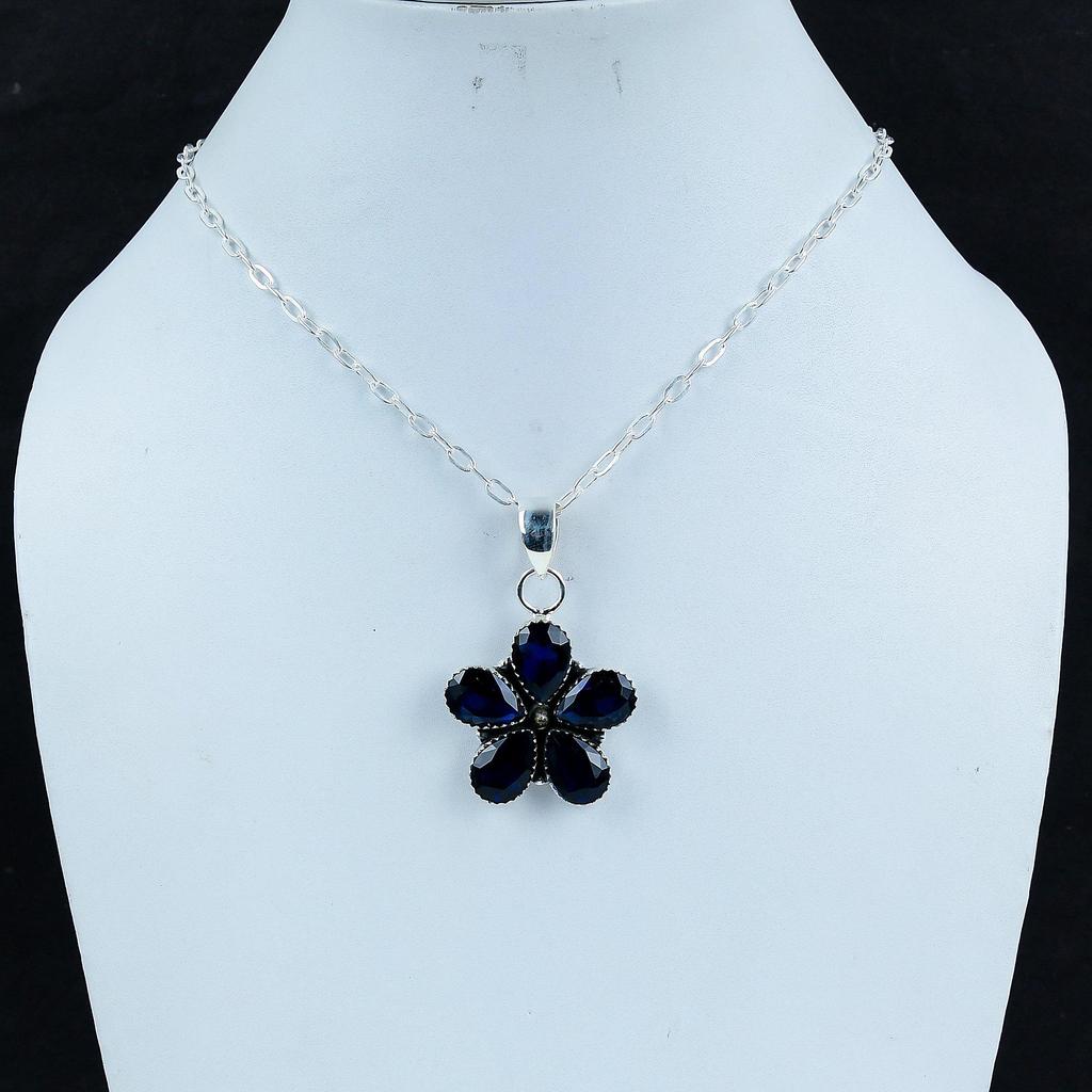 Blauer Saphir-Edelstein-Silberanhänger aus 925er Sterlingsilber – handgefertigtes Blumendesign, Alltagsschmuck, Geburtstagsgeschenk für die Liebe