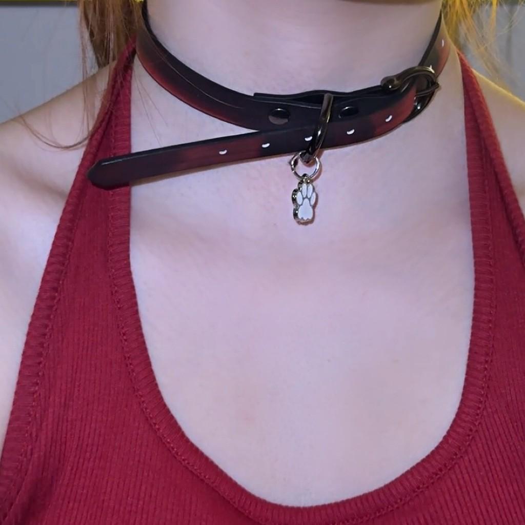 Chique Pittige Meisje Leren Bel Choker Ketting – Uniek Minderheidsontwerp