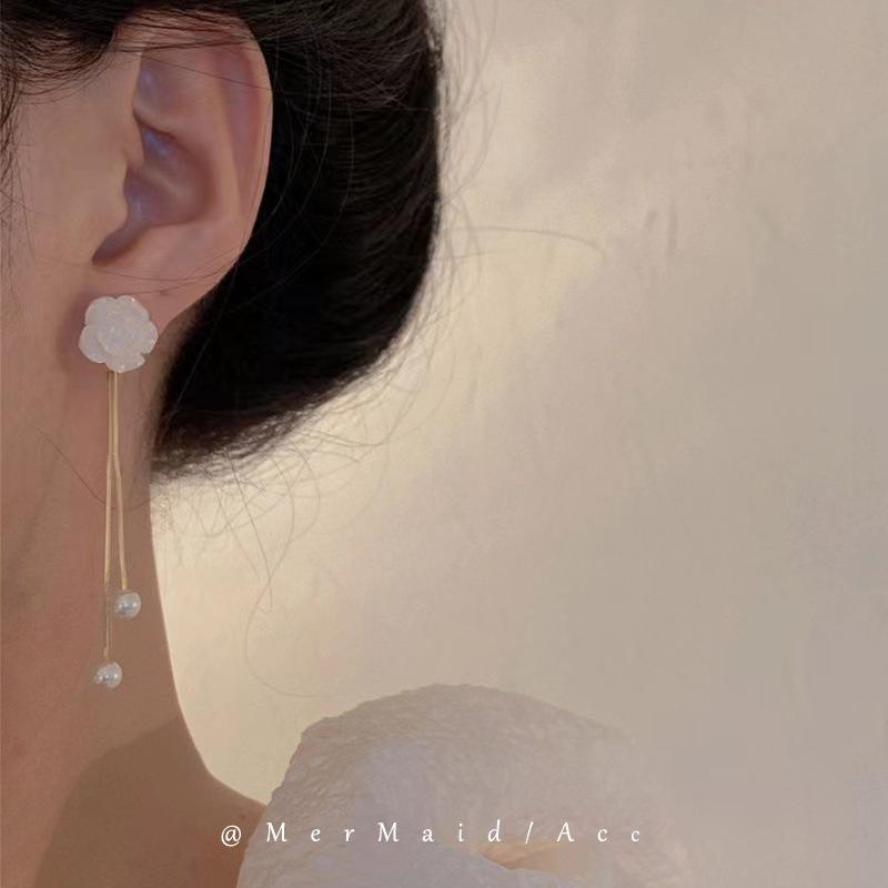 Sweet and cool girl~ Light luxury high-end butterfly earrings New year's trendy cold wind sweet stud earrings and ear jewelry