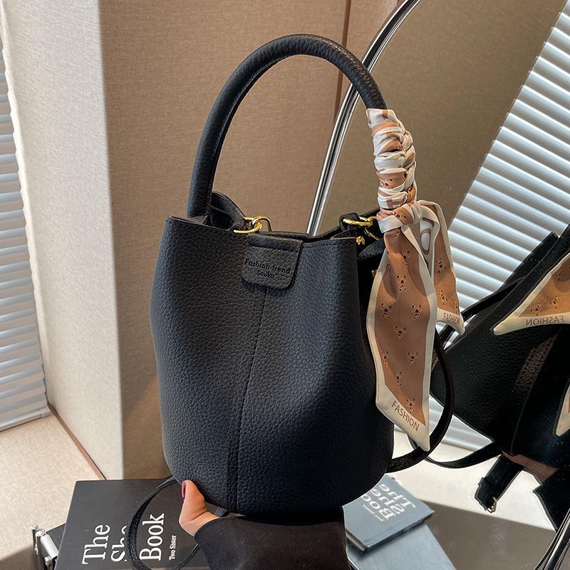 

Women s Retro Black Crossbody Bucket Bag - Versatile for Autumn and Winter Default чорний