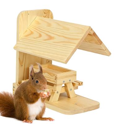  Eichhörnchenfutterspender für draußen Holztier-Picknicktisch Einfach nachfüllbar Großer Eichhörnchenfutterspender mit Maiskolbenhalter für Garten Veranda