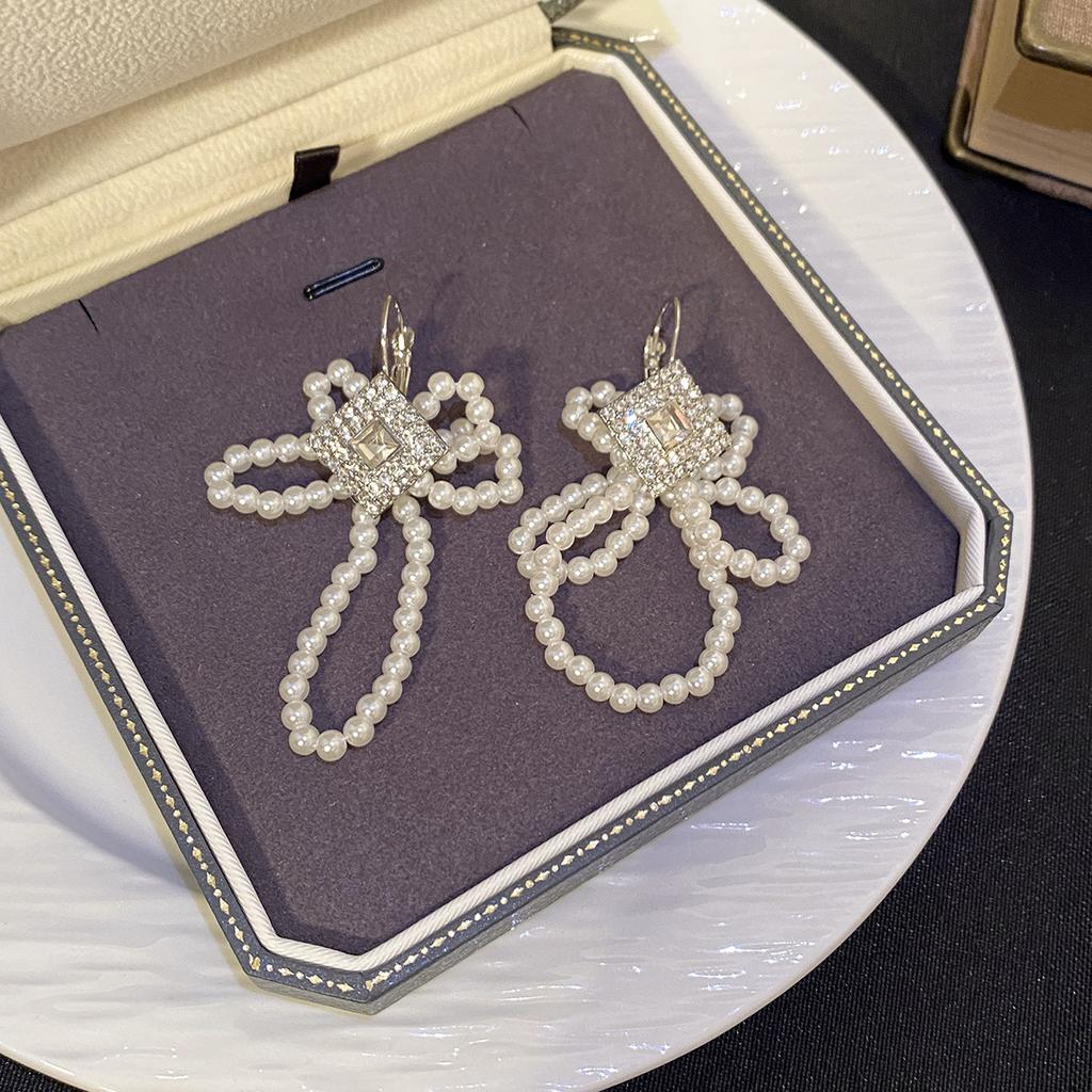 Light Luxury High-End Pearl Earrings, Flower Water Droplets, Niche Retro Earrings, Light Luxury High-End Earrings, Women
