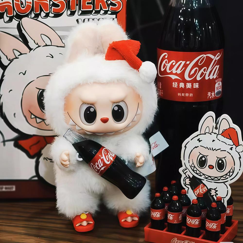 LABUBU Dukke figurer G3 Bilpynt - Vinyl Coca-Cola Flaske Auto Dekor, Speil/Dashbord/Ventilasjonsklemme Ornament, Samleobjekt Sikker Kjøring Gave