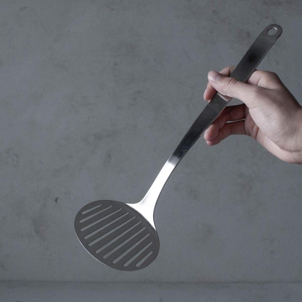 Sori Yanagi Einfache und Küchenwerkzeuge, entworfen mit einem Wender aus Edelstahl und spülmaschinenfester matter Oberfläche - einfach zu bedienender Spatel aus Tsubame-Sanjo, sicher,