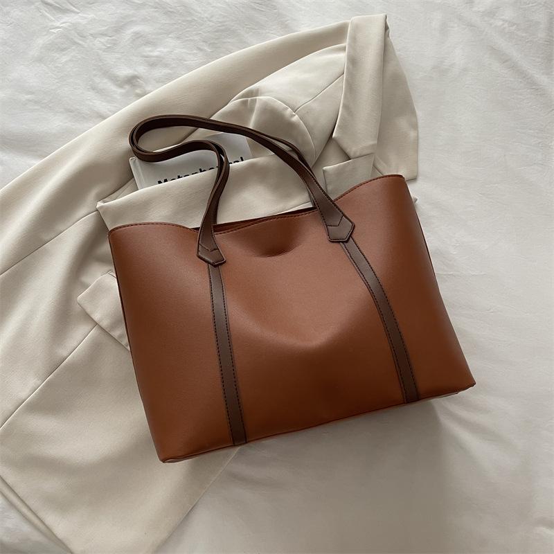 

Korean version of largecapacity solid color bag women s autumn new fashionable retro commuter tote bag simple shoulder bag коричневий