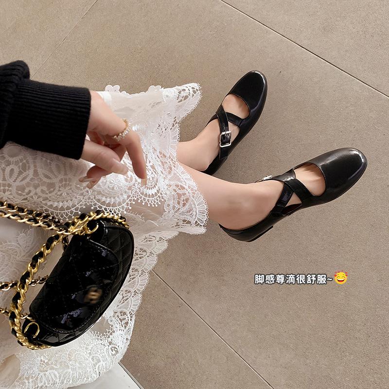 Korean version of light ** fork belt flat sole shoes women's 2025 spring new versatile leather shoes patent leather Mary Jane shoes