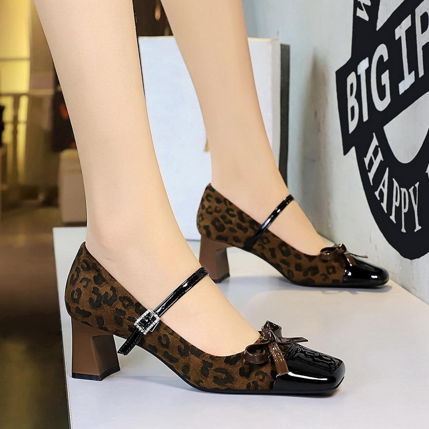 

5296-H81 Leopard print color matching Mary Jane shoes bow rhinestone one-word buckle square head suede light mouth thick heel single shoes 34 цветной печати леопарда