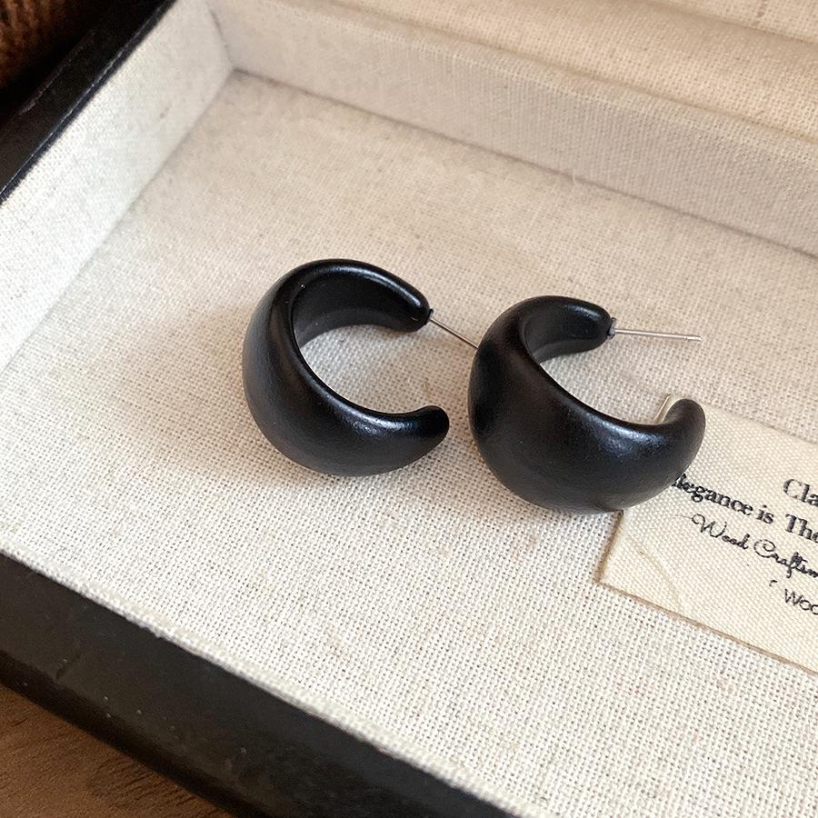 

Silver needle acrylic C-shaped earrings women s retro simple fashion stud earrings high-end temperament earrings design sense niche