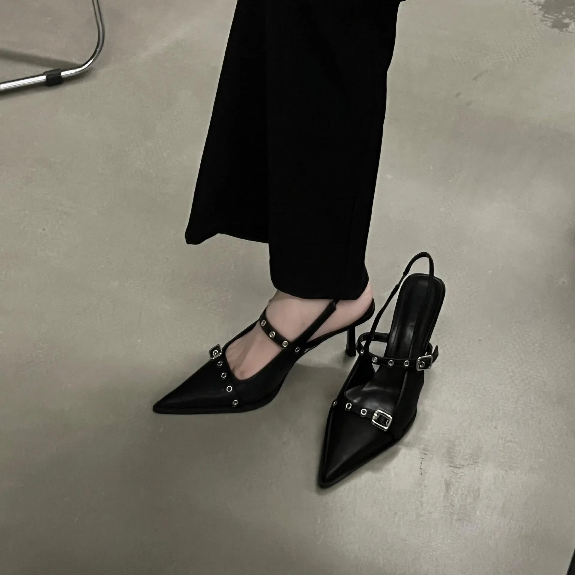 

модні літні жіночі босоніжки із заклепками і гострим носком 39 чорний