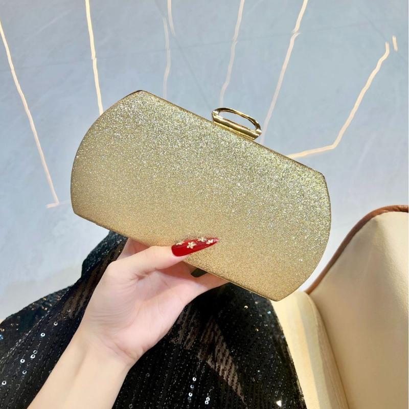 Malá kabelka je módní, elegantní a luxusní dámská kabelka pro společenskou dámu a večerní kabelka.