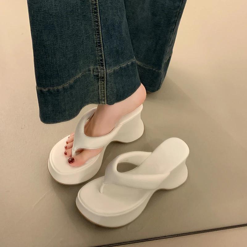 Damenschuhe Neuer Außenhandelsstil Einfaches Temperament Zehentrenner Schwammsohle Flip-Flops Runde Zehen Dicke Sohle Außenhausschuhe