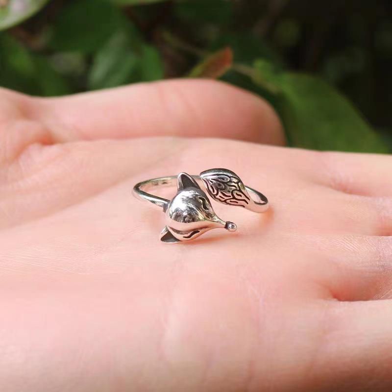 Chic Retro Distressed White Fox Ring: Women's Cute, Versatile Fashion Accessory