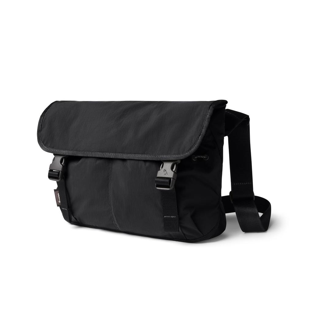 Bellroy Cinch Messenger, 12L Lightweight Shoulder Bag with Water-Resistant Fabric and Easy Storage - Black