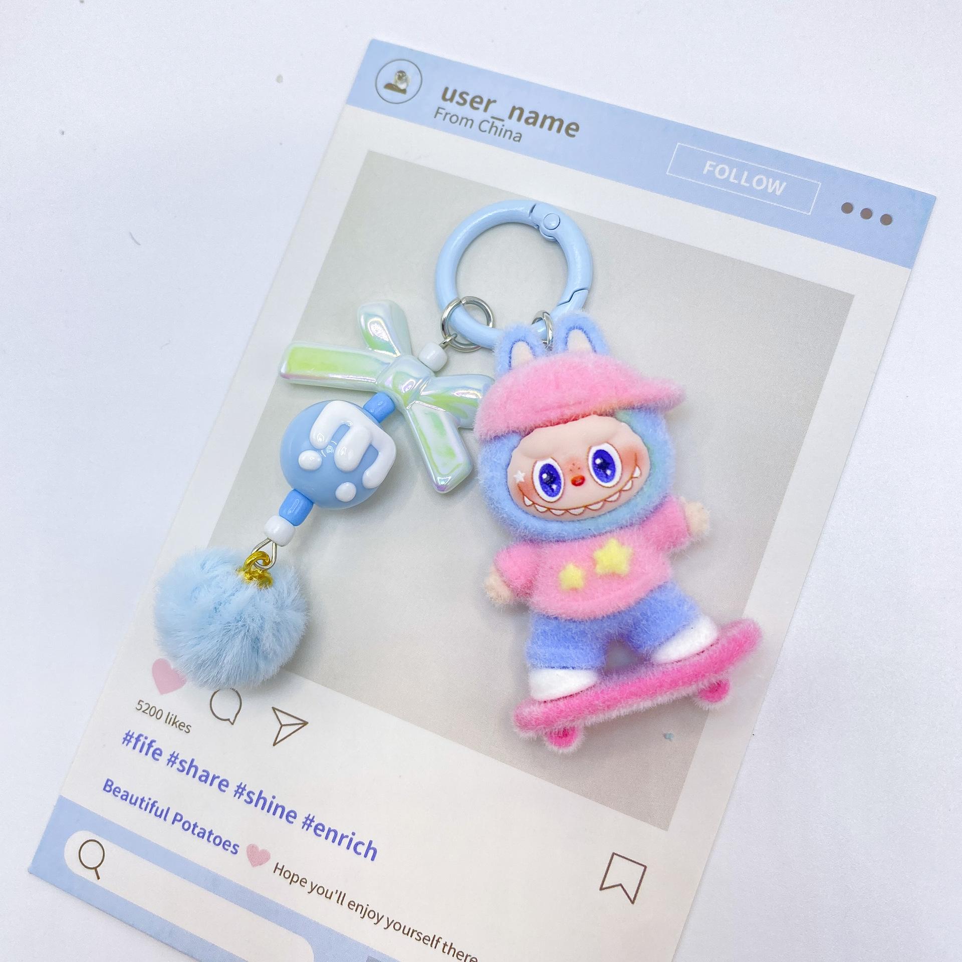 

Флокированный скейтборд Милая кукла Креативный подарок Настольное маленькое украшение Пара На ощупь Сюрприз-пакет Брелок