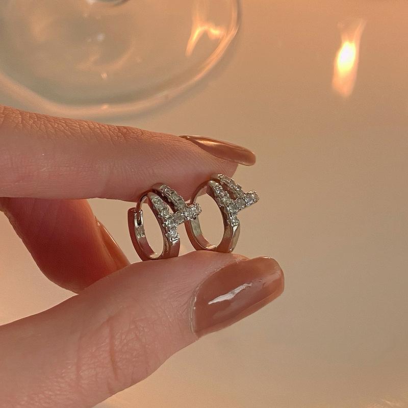 

Новые серьги-кольца с микроинкрустацией из циркона для женской моды. Универсальный и популярный дизайн. Круглые серьги для ногтей.