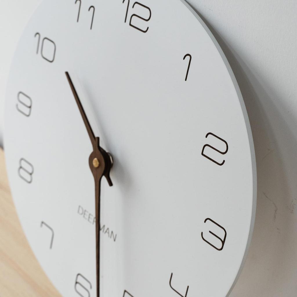 HARRYXUE Wall Clock - Stylish, Ultra-lightweight, Silent, Battery-operated, Solid Wood, Pointer, Nordic Style, No Tick-tick Sound, Flat Wood, Wall Dec