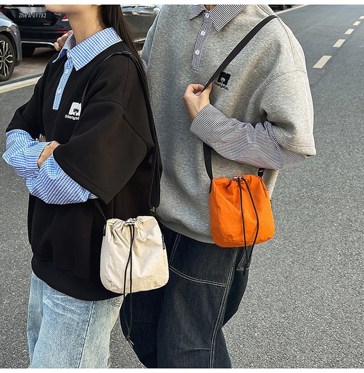 Unisexová lehká ležérní crossbody taška ve tvaru knedlíku pro dojíždění a venkovní aktivity