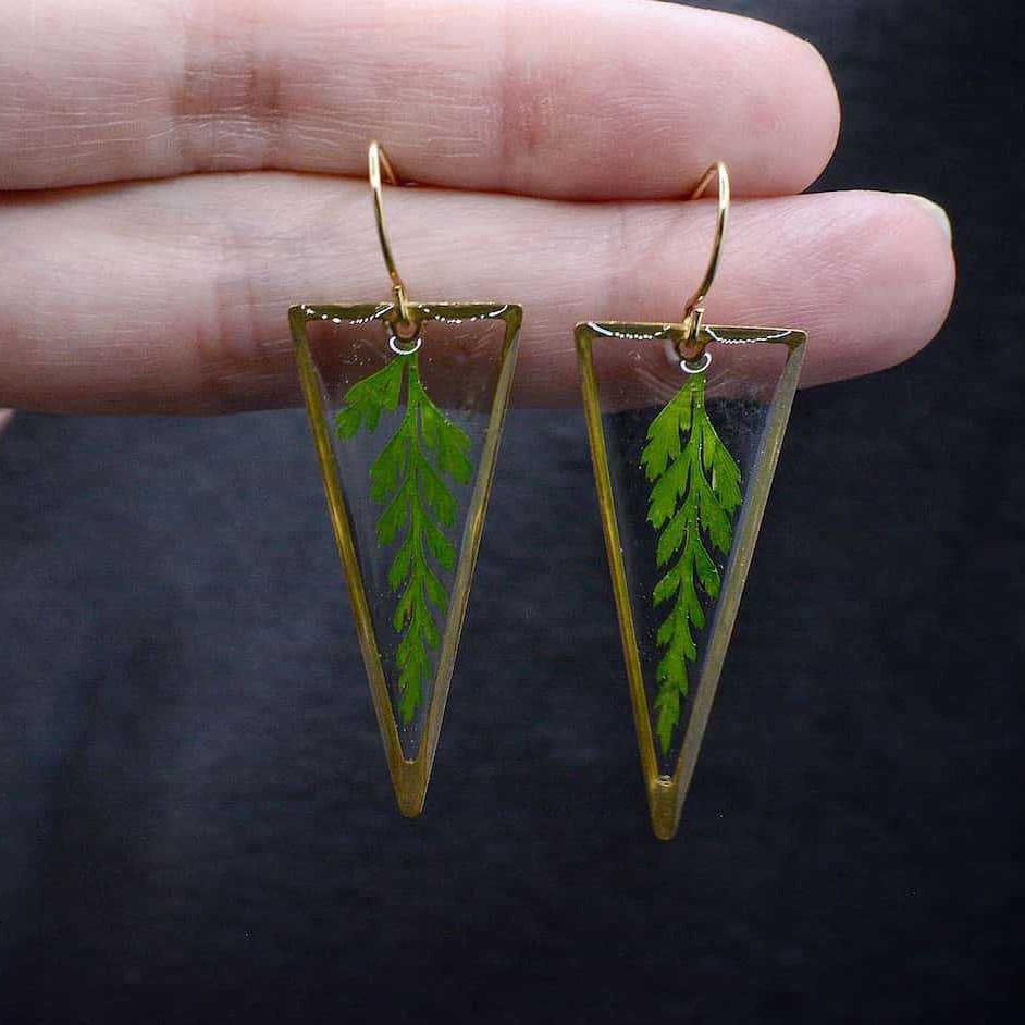 

Creative Temperament Geometric Triangular Epoxy Resin Leaves Resin Plant Everlasting Flowers Dangle Earrings for Women Jewelry
