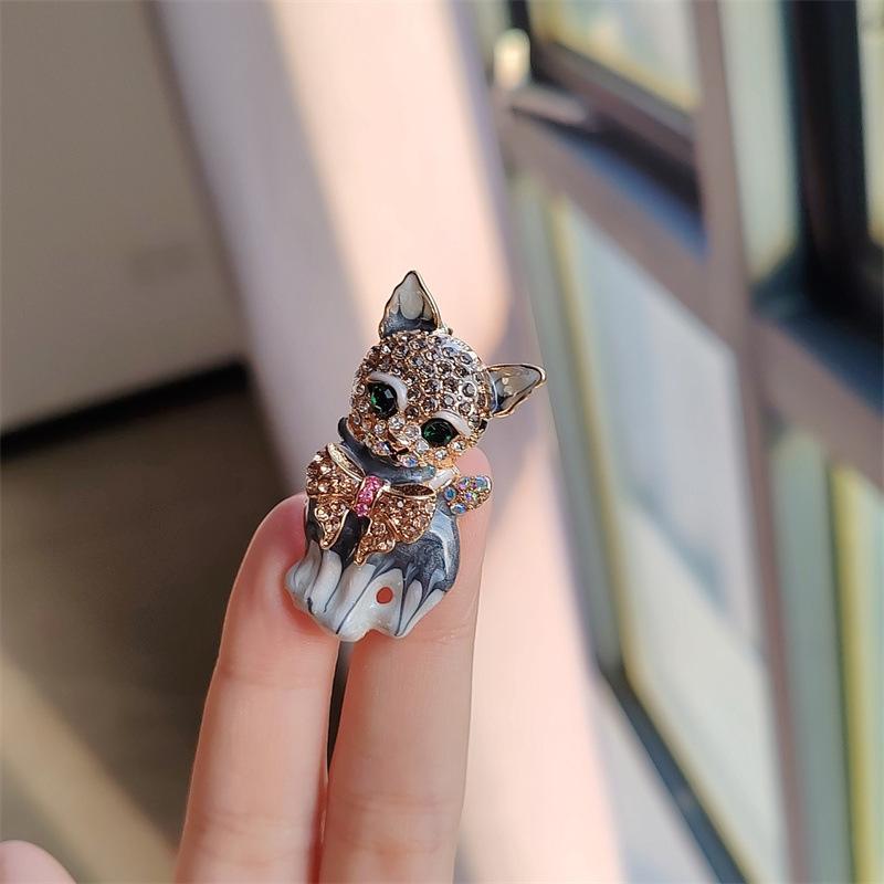 Cute Luxury Enamel Cat Brooches for Women Fashion Rhinestone Elegant Kitty Brooch Pin Crystal Animal Pins Jewelry Accessories