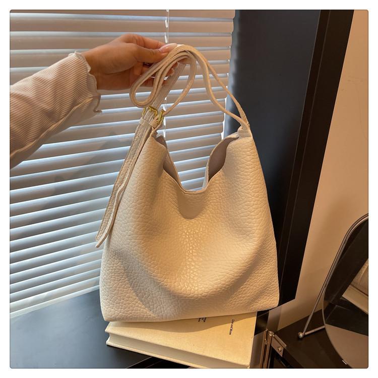 

Сумка женская большой вместимости новая осенне-зимняя универсальная простая на плечо мессенджер сумка для мамы и ребенка сумка-ведро для поездок на работу белый