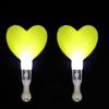 Kort Glow Stick med Hjärtformad Flerfärgad LED-lampa för Konserter Festivaler Fester Plast Ljusleksak med Knappbatteri