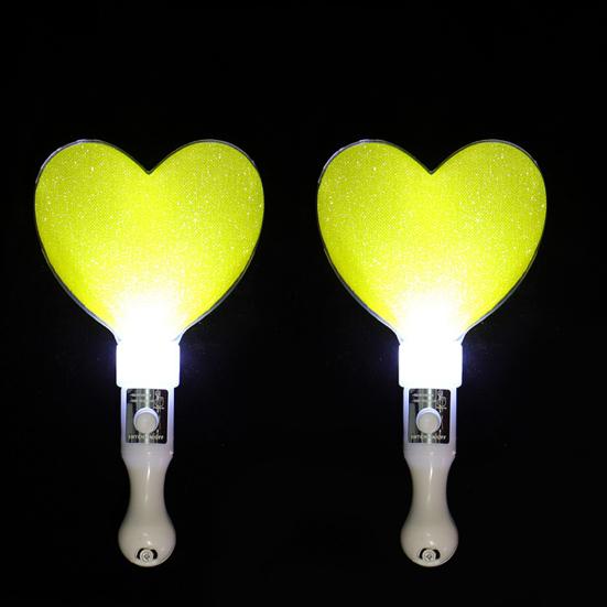 Kort Glow Stick med Hjärtformad Flerfärgad LED-lampa för Konserter Festivaler Fester Plast Ljusleksak med Knappbatteri