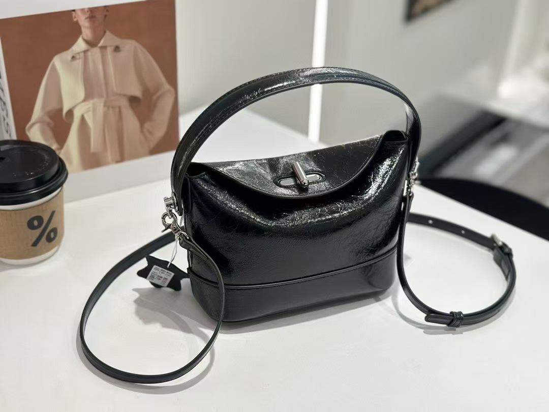 2025 New Style Temperament Hand-carried Armpit One-shoulder Cross-carried Women s Bag Oil Wax Leather Pillow Light Luxury Small Length 18 X9 X13CM чёрный