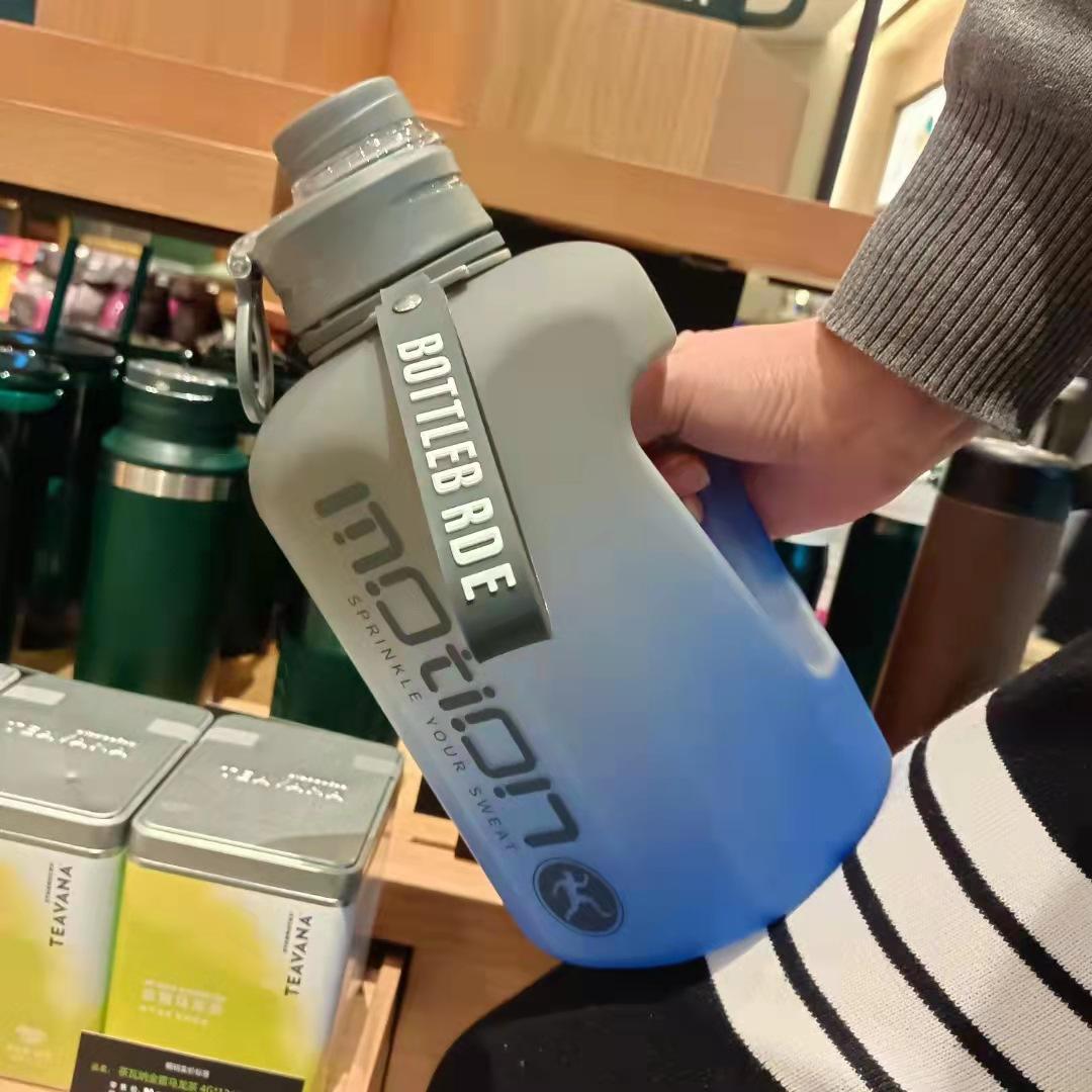 

2-литровая спортивная бутылка для воды с соломинкой, большая емкость для фитнеса со шкалой, градиентный чайник, уличная пластиковая портативная бутылка для воды 2200-2400ml темно-серого