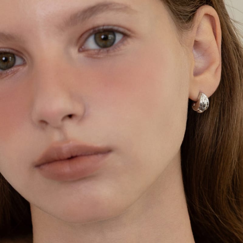 Tatiana Bold Curve Shell Earrings EC3250