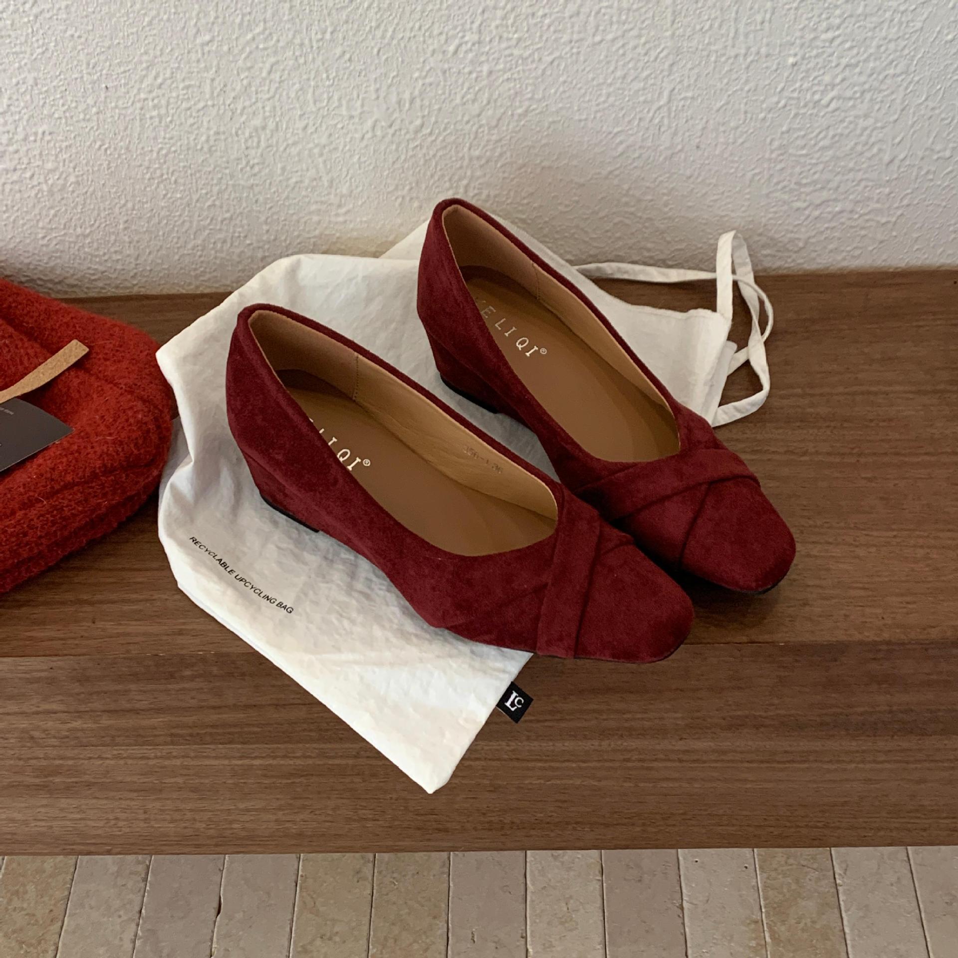 

Темпераментные замшевые туфли-лодочки с квадратным носком, неглубоким вырезом и скошенным каблуком, женская обувь 2025 новинка, корейская версия, универсальные красные вечерние туфли-феи 39