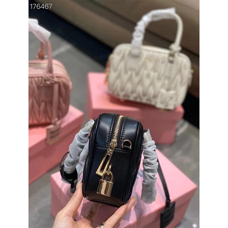 Hochwertige Tasche mit strukturierter Lammhaut für Herbst/Winter 2025 – Hand-, Schulter- und Kuriertasche für Damen.