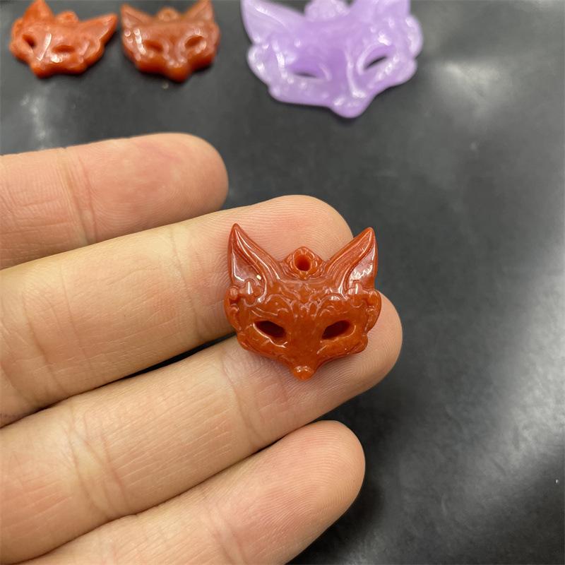 Bashan Green & Violet Jade Fox Head Pendant красный