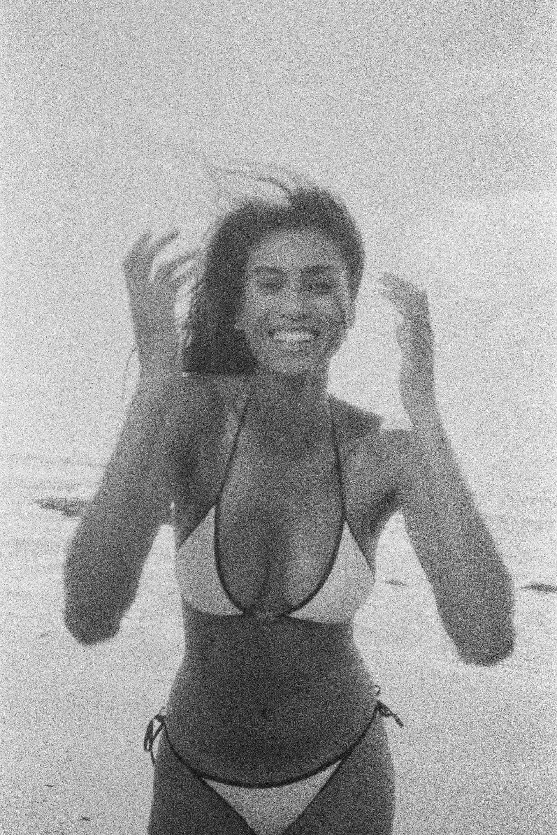 

КУПАЛЬНИК С ВЫРЕЗОМ