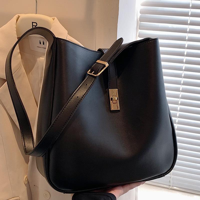 Popular bags women's large-capacity new fashion simple and versatile shoulder messenger bag autumn bucket bag