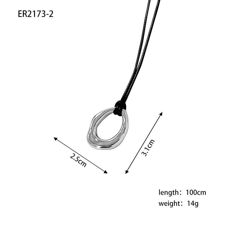 Retro Alloy Pendant Necklace with O-Shaped Chain