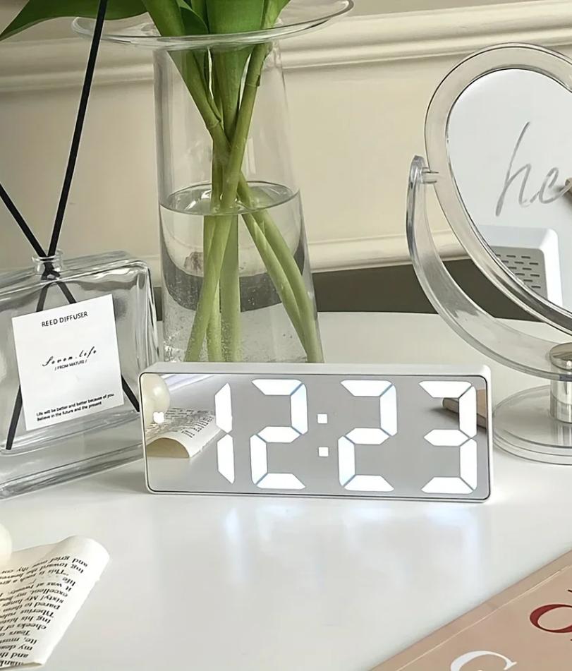 1 Stück Leuchtender Spiegeluhr Wohnheim Schreibtisch LED Elektronische Uhr Digitale Elektronische Wecker Schreibtischdekoration Wecker