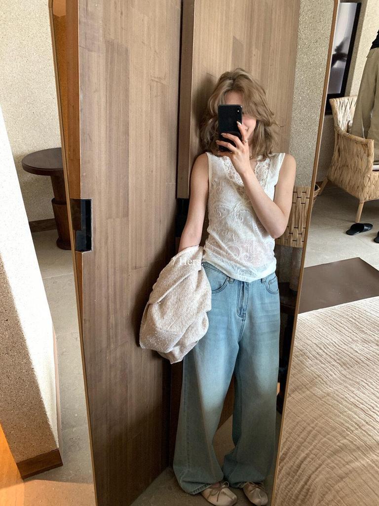 French V-neck Lace Camisole for Women - 2026 Spring Slim Fit Spaghetti Strap Layering Top