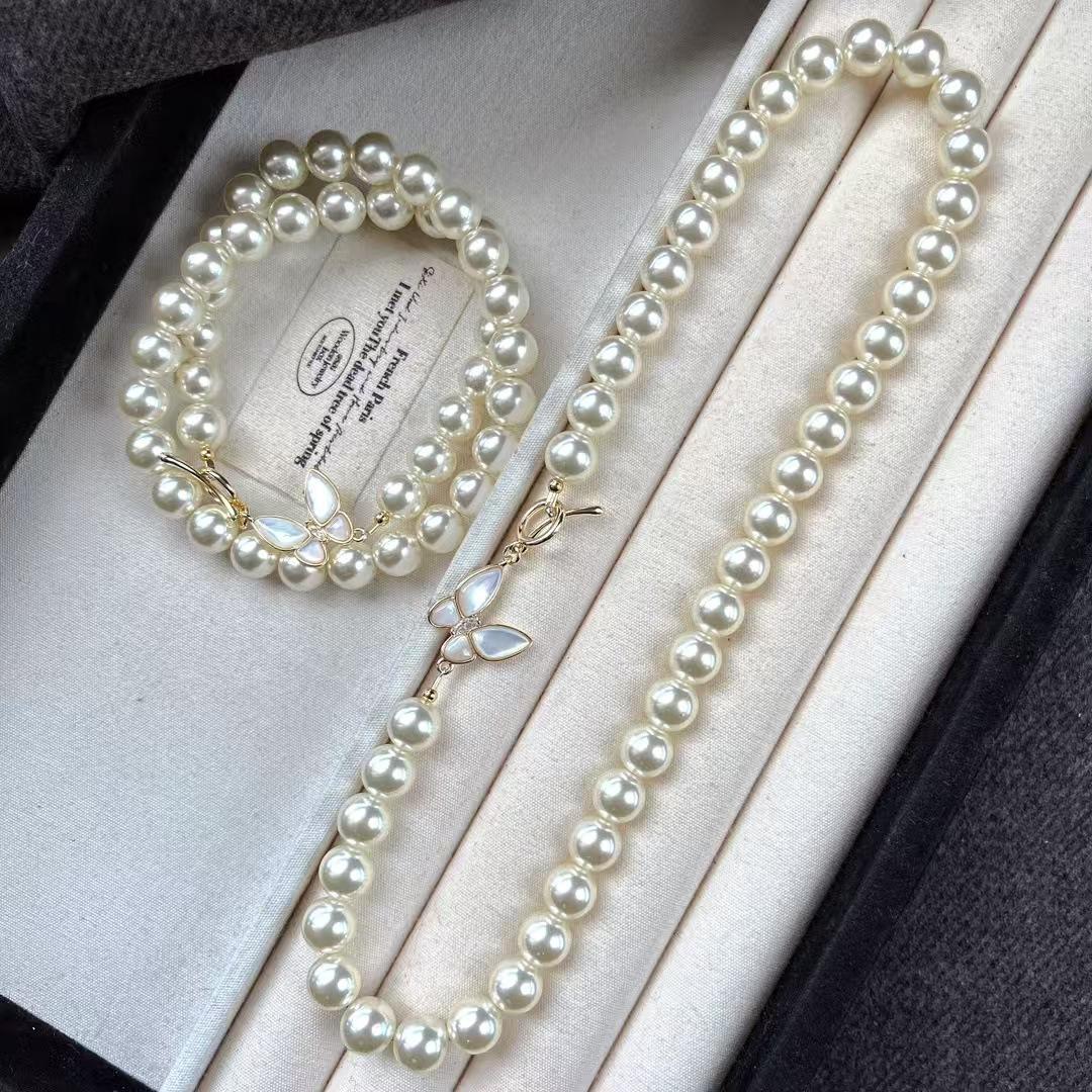 

Vintage High-Gloss Perfect Circle Artificial Crystal Pearl Butterfly Sweater Chain Necklace Collarbone Chain