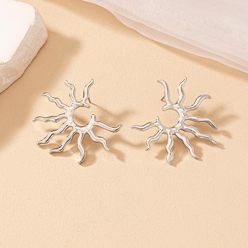Vintage Metal Sun Shape Stud Earrings for Women Exaggerated Gold Color Irregular Geometric Personality Earrings Jewelry Gifts