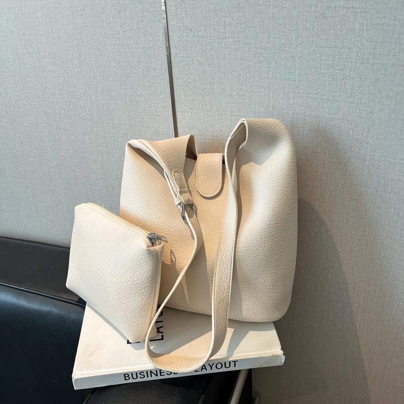 Large capacity casual messenger bag women's summer new fashion simple shoulder bag commuter bucket bag