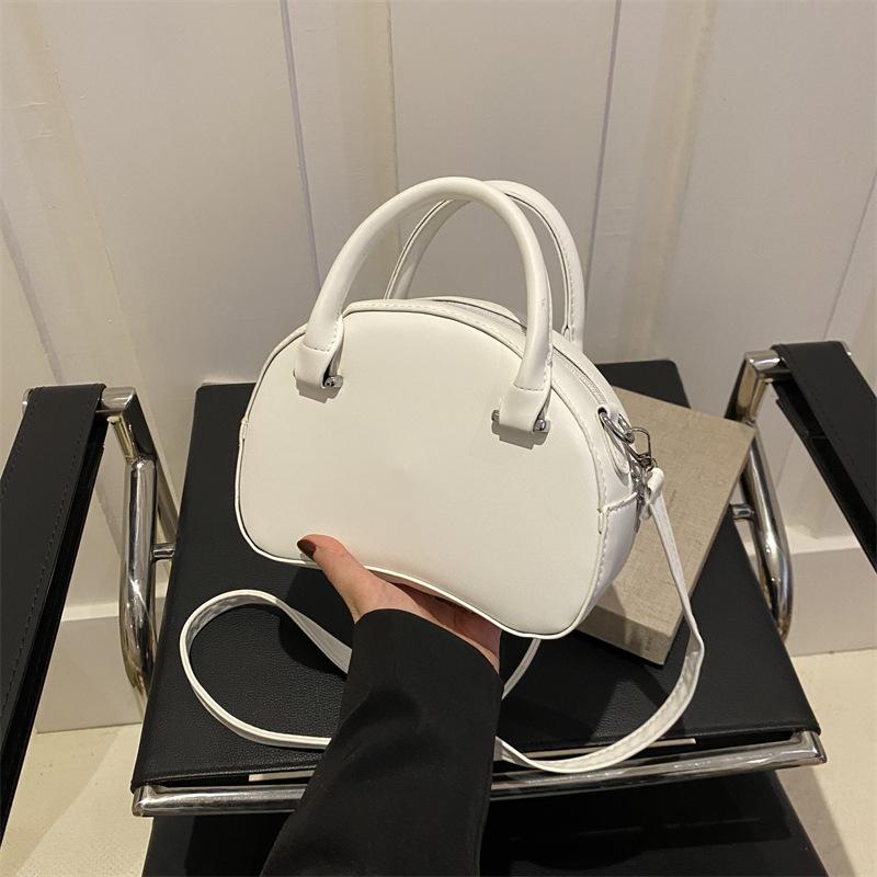 

Корейська версія 2024 року з новим нішевим дизайном портативна невелика квадратна жіноча сумка вишуканого цукеркового кольору жіноча сумка для боулінгу з одним плечем і косим прольотом білий