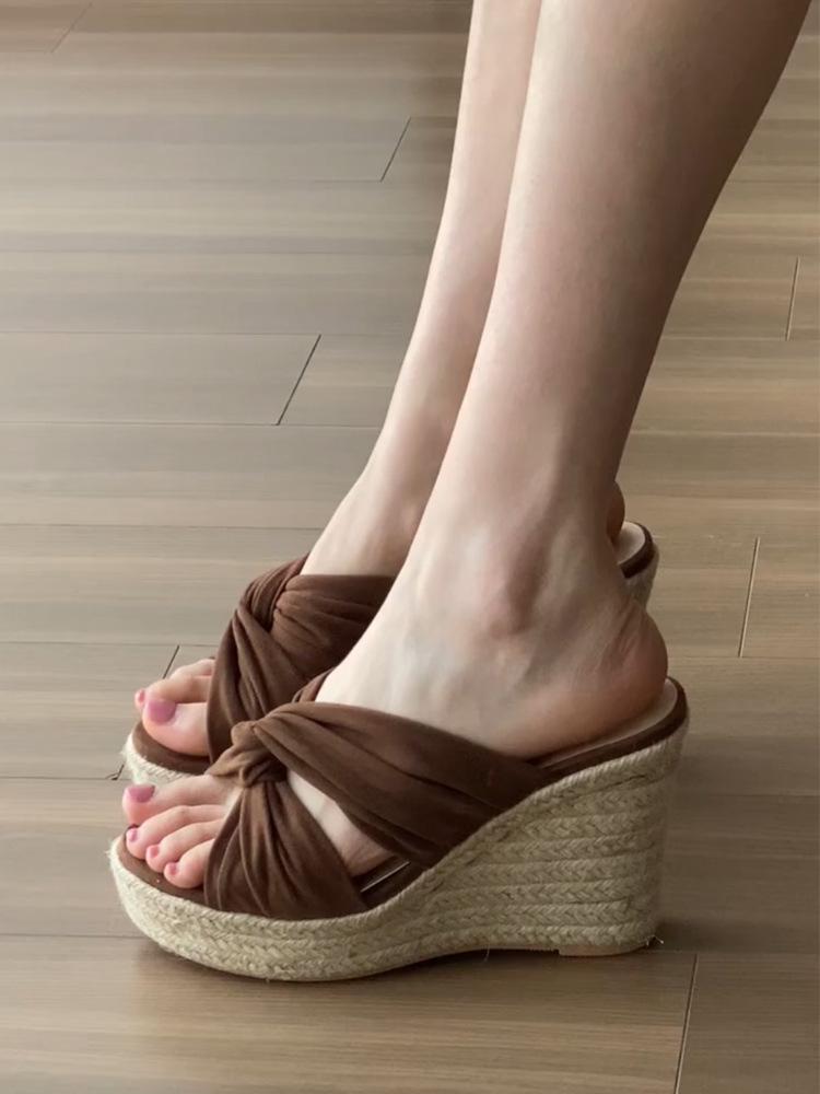Medieval straw wedge heel shoes heightened platform slippers women's summer wear high heels cool slippers 2025 new beautiful sandals