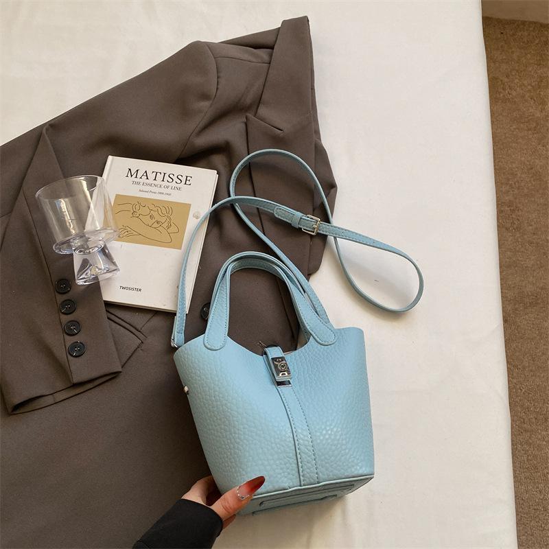 

Сумка-сетка для овощей с узором личи 2025 новая летняя простая повседневная сумка-мессенджер нишевая портативная сумка-ведро женская 21*12*16